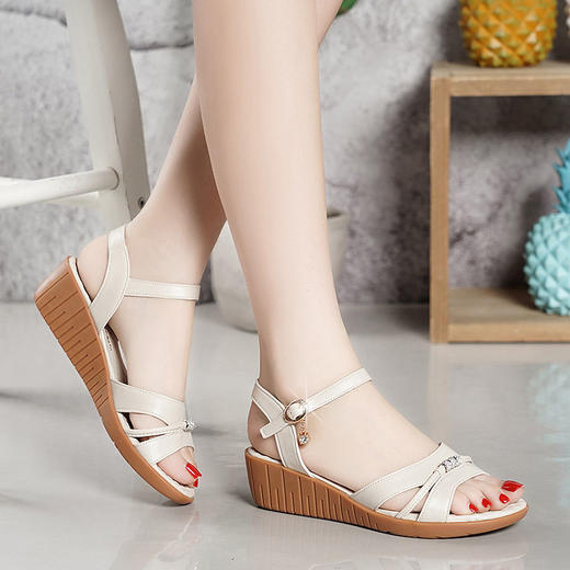 pdd新款坡跟中跟平底舒适中年休闲凉鞋露趾女鞋子zxh