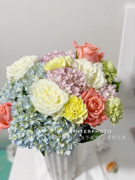 【七里香】粉色小绣球1 蓝色小绣球1 白玫瑰3 粉玫瑰3 绿色康乃馨2 黄色康乃馨2 商品图4