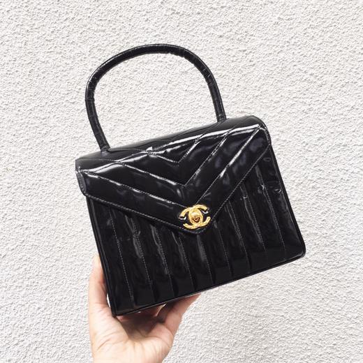 chanel香奈儿黑金漆皮信封大v纹手提包