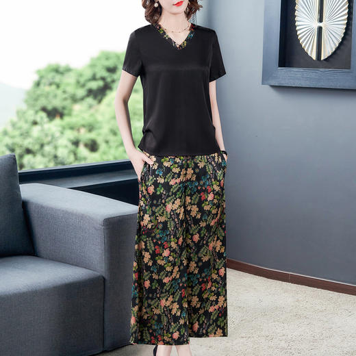 AHM-byfs6851中老年妈妈装时尚洋气V领仿真丝上衣+阔腿裤套装 商品图1