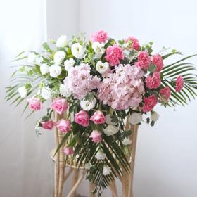 温馨挂讲台插花