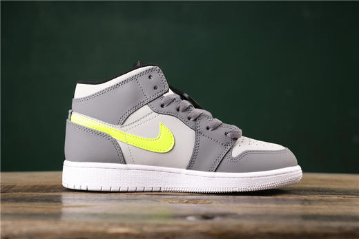 乔丹/Air Jordan AJ1 aj1 乔1 Air Jordan   灰黄荧光标 变色龙黑绿松石  白蓝红小闪电 乔1中帮白绿 南海岸青 中帮灰黄荧光标 商品图0