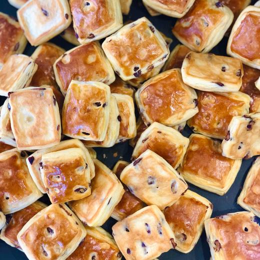 丹麦红豆酥软香甜营养美味每日约10时出炉