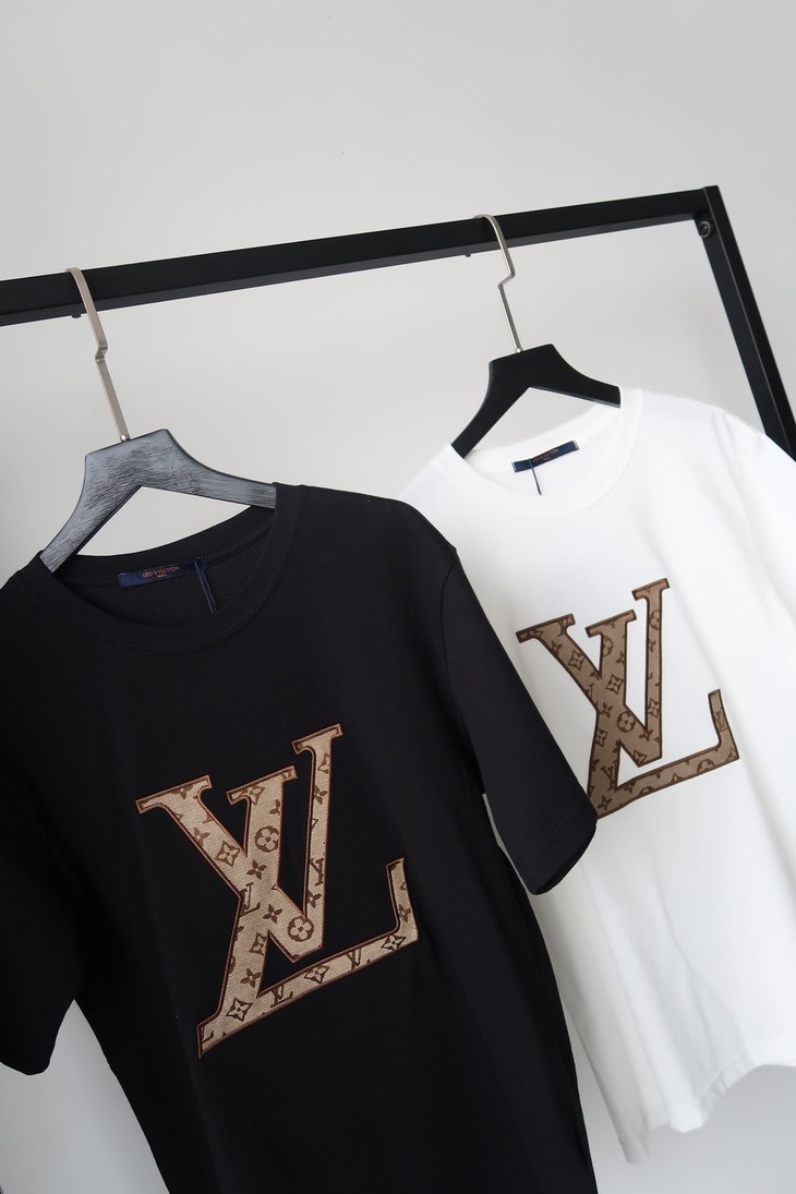 点此购买lv男女款刺绣老花短袖t恤曾146675