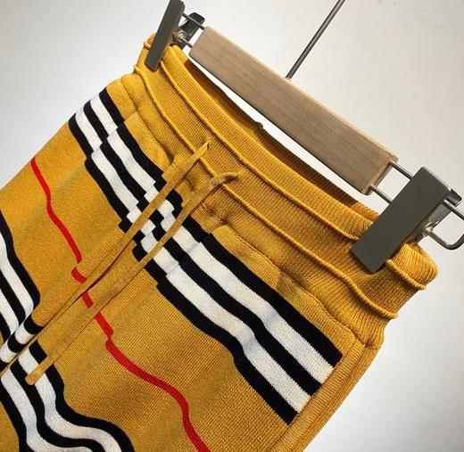 点此购买 巴宝莉男女条纹五分短裤 太146780