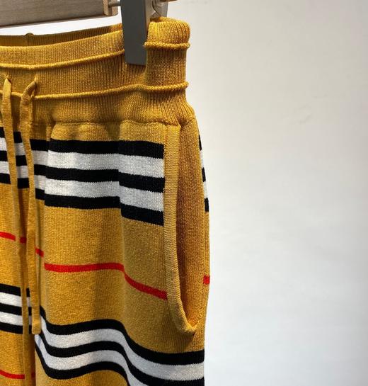 点此购买 巴宝莉男女条纹五分短裤 太146780