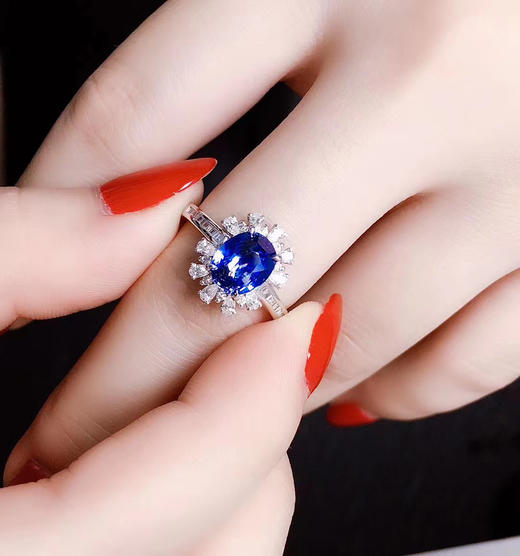 03g,钻石43颗 ,简单大方款,上手佩戴优雅时尚.