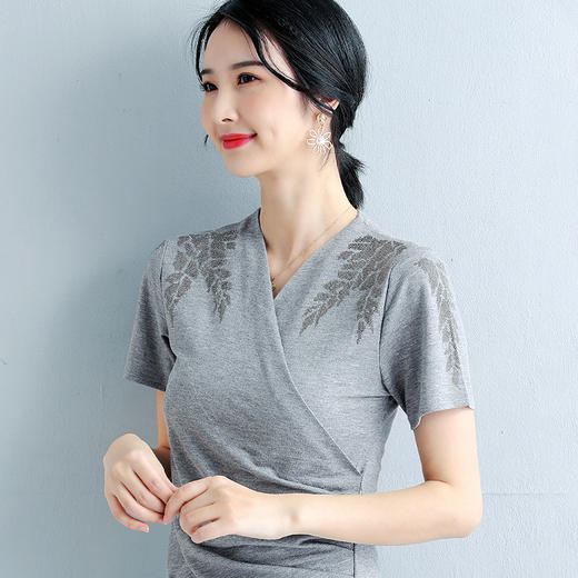 ZZ-LM06552新款短袖交叉V领妈妈针织棉打底衫上衣 商品图3