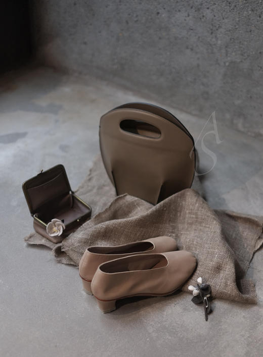 MARTINIANO 驼色/米色浅口中跟单鞋 商品图8