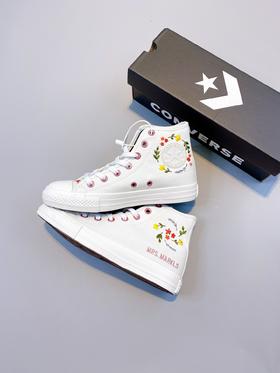 小红书最近大热的刺绣系列 Converse Chuck 70 花草刺绣 logo处的花草刺绣以及鞋身和鞋头多处刺绣元素相结合 眼扣别出心裁使用铜色系/粉色系 鞋型更为立体 硫化工艺
