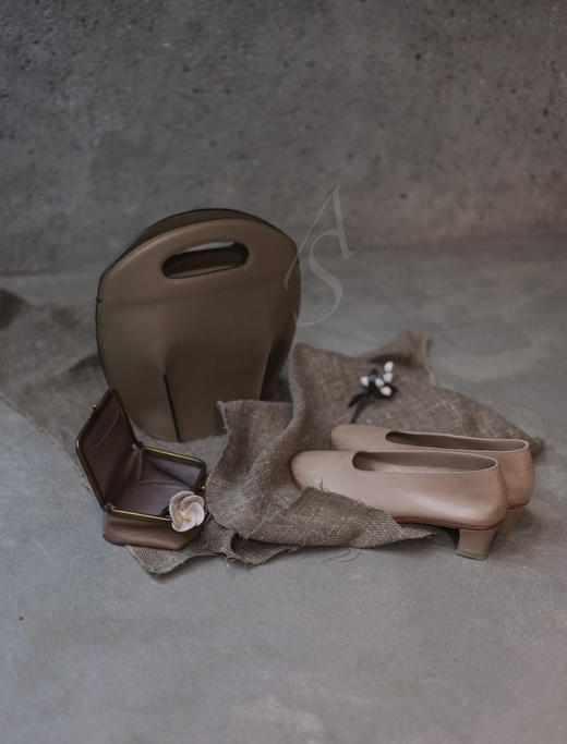 MARTINIANO 驼色/米色浅口中跟单鞋 商品图7