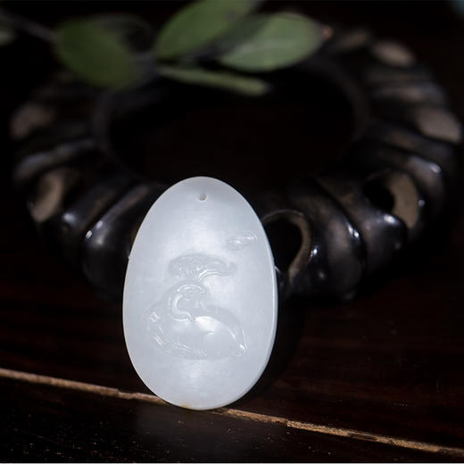 新疆和田玉籽料羊衔灵芝吊坠 商品图0