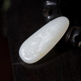 新疆和田玉籽料（背面雕竹）