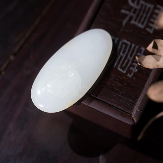 新疆和田玉籽料羊衔灵芝吊坠（带皮） 商品图3