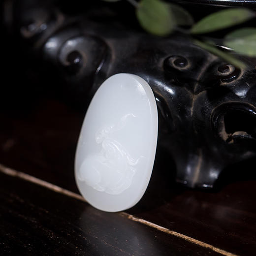 新疆和田玉籽料羊衔灵芝吊坠 商品图1