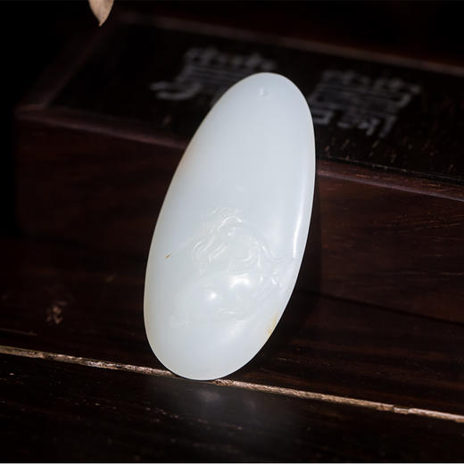 新疆和田玉籽料羊衔灵芝吊坠（带皮） 商品图1