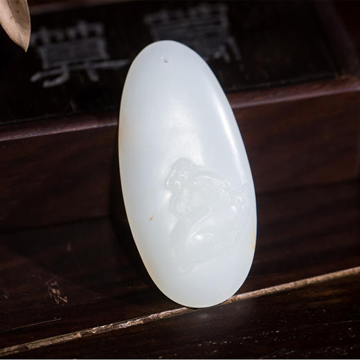 新疆和田玉籽料羊衔灵芝吊坠（带皮） 商品图2