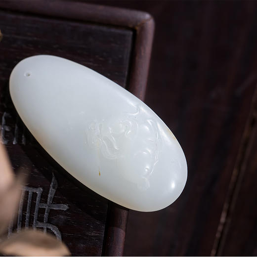 新疆和田玉籽料羊衔灵芝吊坠（带皮） 商品图0