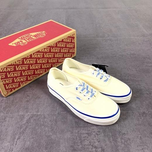 Vans安纳海姆 鞋带Logo印花系列 Vans安纳海姆经典系列新品来袭‼️以元老级AUTHENTIC鞋款为基础，蓝色的包边线，鞋带印花设计，全新巧思，再现经典，让经典历久弥新。 尺码：35--44 商品图1
