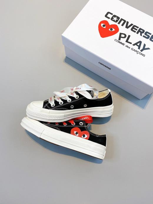 Converse x CDG PLAY X CHANEL 三方联名，匡威以最大幅度跳跃性和香奈儿高端品牌再加爱心[爱心] 川久保龄三方联名，香奈儿仅仅提供了一条米色印红字+一条红色印米字的鞋带， 商品图3