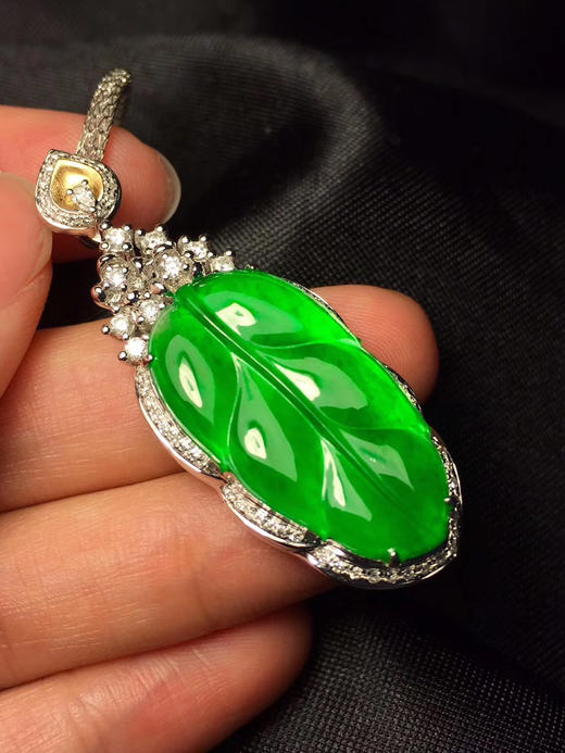 高冰帝王绿叶子吊坠顶级工艺最新颖的款式水头很好形体很美均匀满色