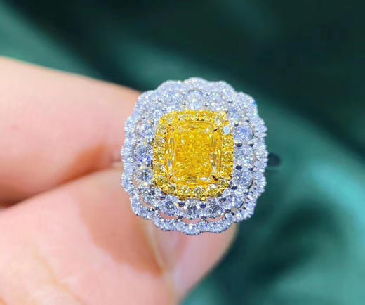 h精品gia黄钻戒指 豪华镶嵌款式,干净满火彩黄钻主石:1.