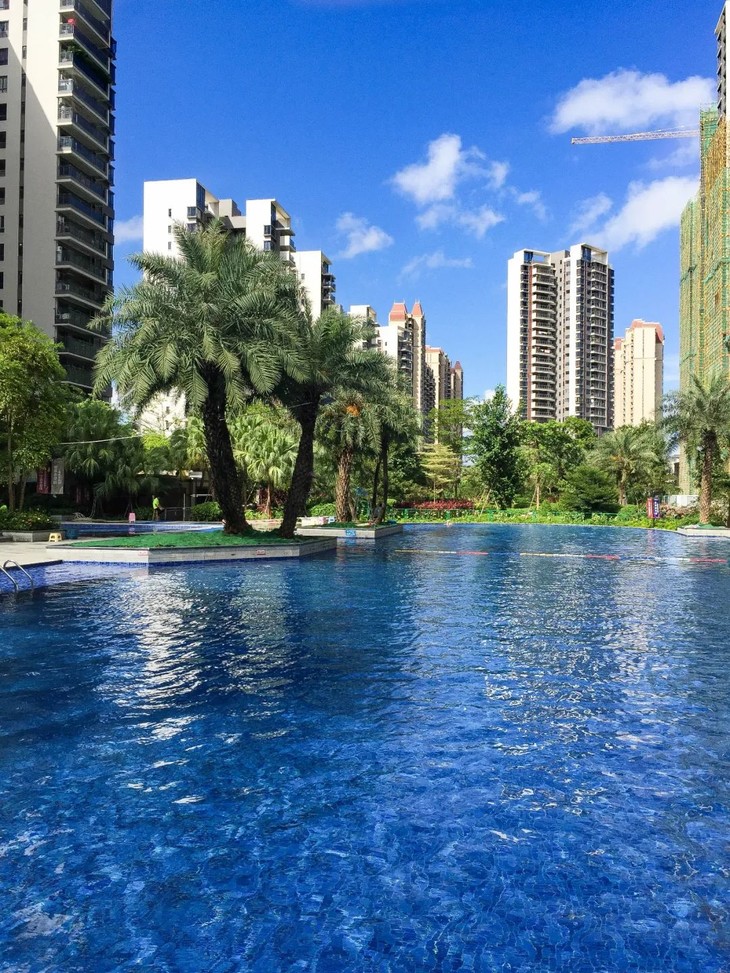 露天泳池但是游泳池里的水都会进行过滤消毒来保证前来游泳人员的安全