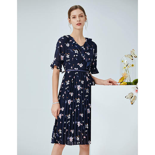 EITIE爱特爱夏季新款时尚荷叶V领喇叭袖印花百褶连衣裙女B2007438 商品图2