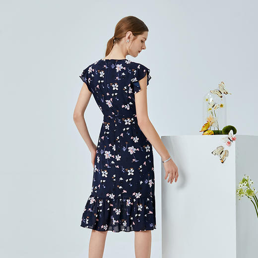 EITIE爱特爱夏季新款时尚飞飞袖系带收腰鱼尾印花连衣裙B2007440 商品图3