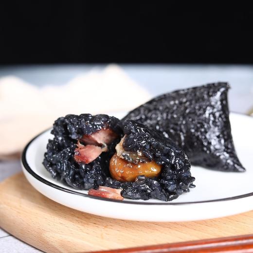 乌米粽采用四种口味蛋黄2鲜肉2豆沙2蜜枣2