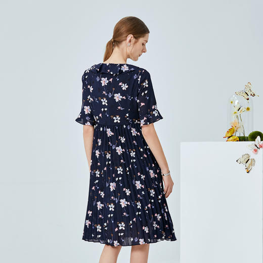 EITIE爱特爱夏季新款时尚荷叶V领喇叭袖印花百褶连衣裙女B2007438 商品图3