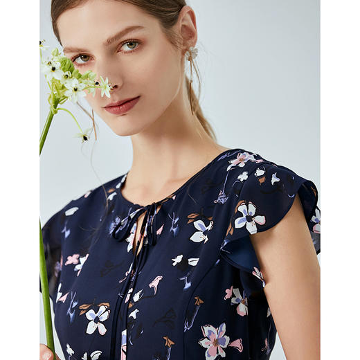 EITIE爱特爱夏季新款时尚飞飞袖系带收腰鱼尾印花连衣裙B2007440 商品图2