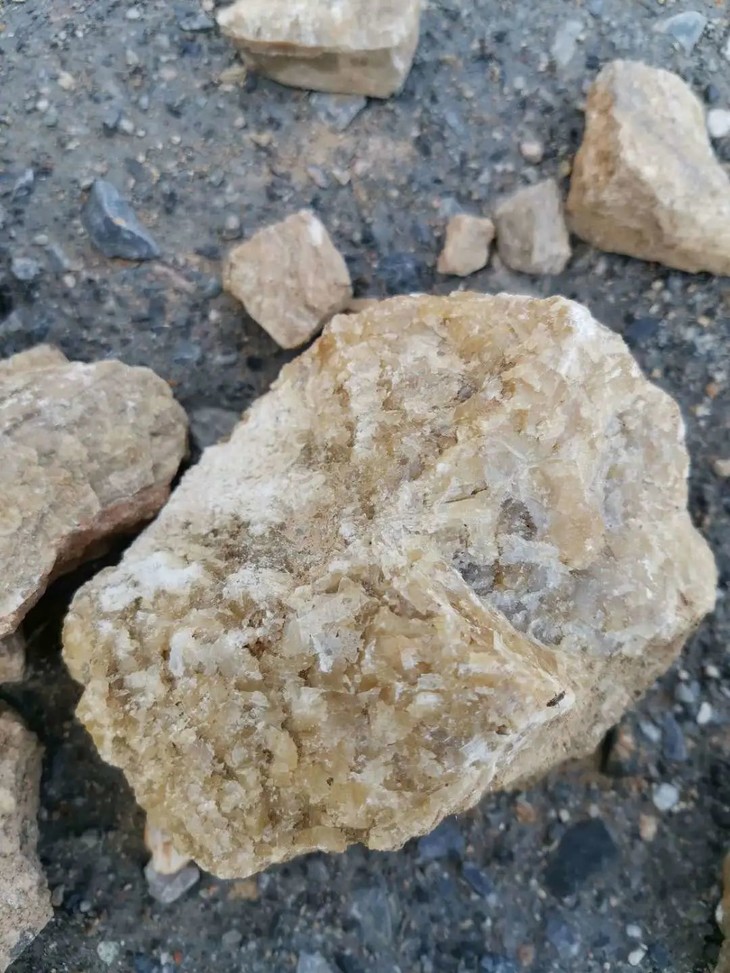 称为"冰洲石", 具有神奇的双折射性质.