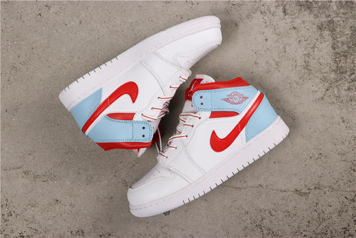 乔丹/Air Jordan AJ1 aj1 乔丹1代 乔1 乔丹1代中帮系列 Air Jordan 1 Mid GS 货号：555112-104 乔1中帮白蓝红 36-40 商品图0