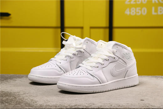 乔丹/Air Jordan AJ1 乔丹1 乔1 AJ1 乔丹1代系列中帮 Air Jordan 1 Mid “Whiteout”货号：554724-104 乔1中帮全白 36-45 商品图2