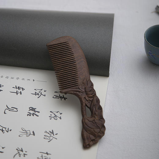 周广胜黑金檀简约款雕花木梳叶青莲 商品图1