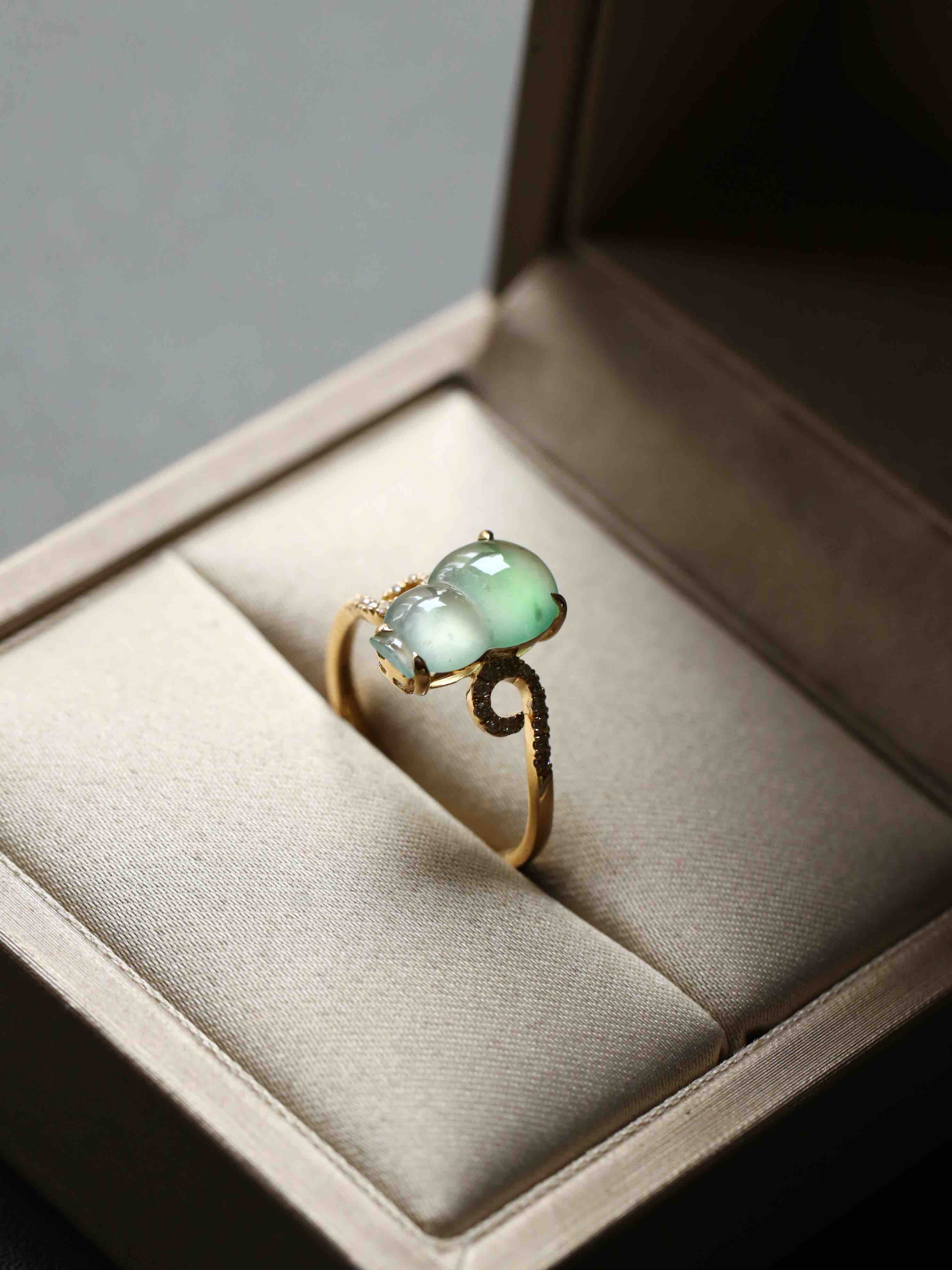 高冰到玻璃种阳绿雪花棉翡翠葫芦戒指18k黄金钻石镶嵌