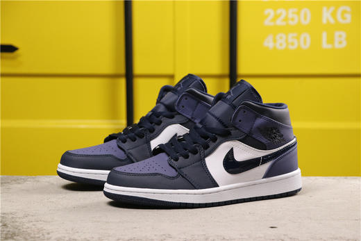 乔丹/Air Jordan AJ1 乔丹1代 乔1 乔丹1代中帮系列 Air Jordan 1 Mid “Sanded Purple” 货号：554724-445 乔1中帮黑紫脚趾 商品图2