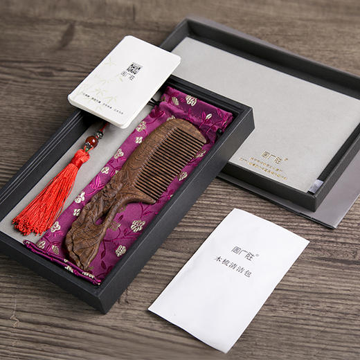 周广胜黑金檀简约款雕花木梳叶青莲 商品图0