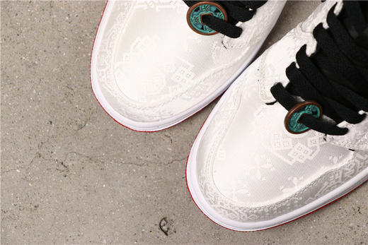 乔丹/Air Jordan AJ1丹1代 乔丹1代中帮系列CLOT x Air Jordan 1 Mid “Fearless”货号：CU2804-100 乔1中帮白丝绸 商品图1