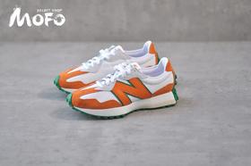 全新 New Balance 327 系列，以更纯粹的复古风格设计打造的全新造型。侧身还以解构设计，将 N 字标志以做旧压花样式呈现，样式别具新意。而麂皮、冲孔皮革的塑造，则呈现出高级怀旧气质