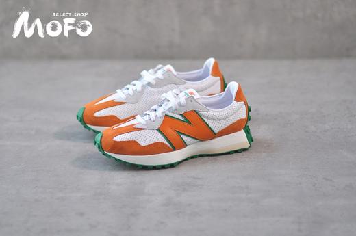 全新 New Balance 327 系列，以更纯粹的复古风格设计打造的全新造型。侧身还以解构设计，将 N 字标志以做旧压花样式呈现，样式别具新意。而麂皮、冲孔皮革的塑造，则呈现出高级怀旧气质 商品图0