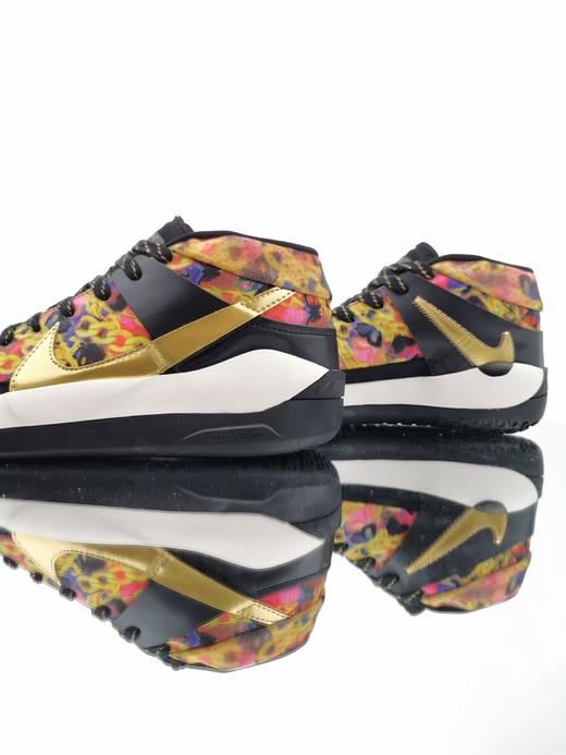 KD 13 SIZE:凯文·杜兰特总能在比赛的关键时刻力挽狂澜。他攻守兼优，攻则势不可挡，令对手不寒而栗，守则固若金汤，化解对手强势攻势。KD13 EP 男子篮球鞋搭载全掌型缓震系统 商品图9