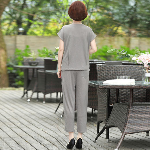 JR-Q8TA1032CF夏季圆领百搭舒适T恤休闲妈妈套装 商品图3