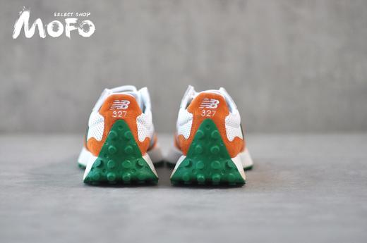 全新 New Balance 327 系列，以更纯粹的复古风格设计打造的全新造型。侧身还以解构设计，将 N 字标志以做旧压花样式呈现，样式别具新意。而麂皮、冲孔皮革的塑造，则呈现出高级怀旧气质 商品图1