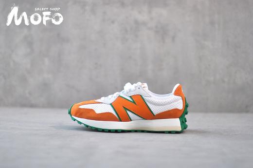 全新 New Balance 327 系列，以更纯粹的复古风格设计打造的全新造型。侧身还以解构设计，将 N 字标志以做旧压花样式呈现，样式别具新意。而麂皮、冲孔皮革的塑造，则呈现出高级怀旧气质 商品图2