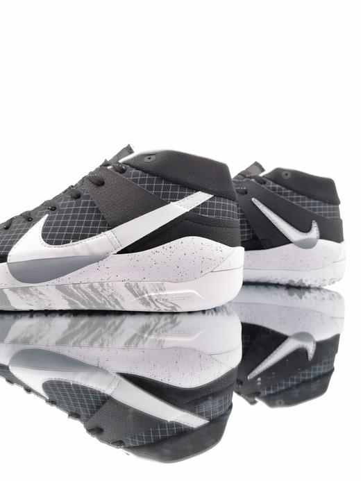 KD 13 SIZE:凯文·杜兰特总能在比赛的关键时刻力挽狂澜。他攻守兼优，攻则势不可挡，令对手不寒而栗，守则固若金汤，化解对手强势攻势。KD13 EP 男子篮球鞋搭载全掌型缓震系统 商品图3