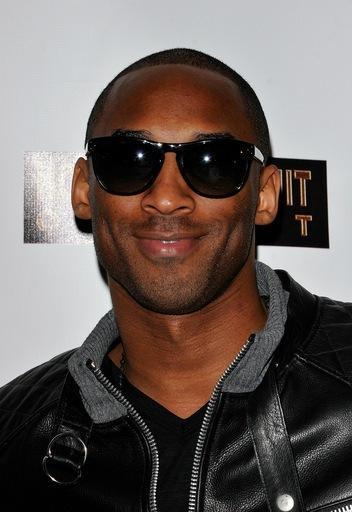 斯伯丁篮球科比联名款24K黑曼巴签名纪念典藏限量版室内室外7号球礼盒装 货号76-419Z 品名:NBA比赛用球 系列:经典系列 规格:7号（标准球 ） 场地:适合室内室外 商品图1