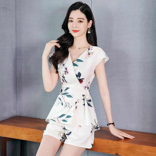 WZNH-QZXY5808新款时尚印花短裤修身显瘦V领百搭两件套 商品图2