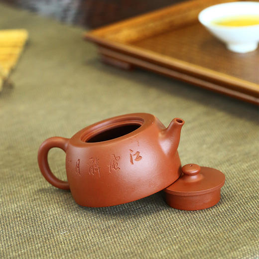 井泉壶 | 红泥,刻绘夜泊渔舟图.